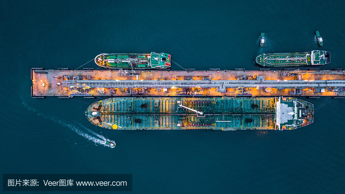 航拍油船在港口的俯视图,航拍油码头是用于储存石油和石化产品的工业设施,准备运输到进一步的储存设施。